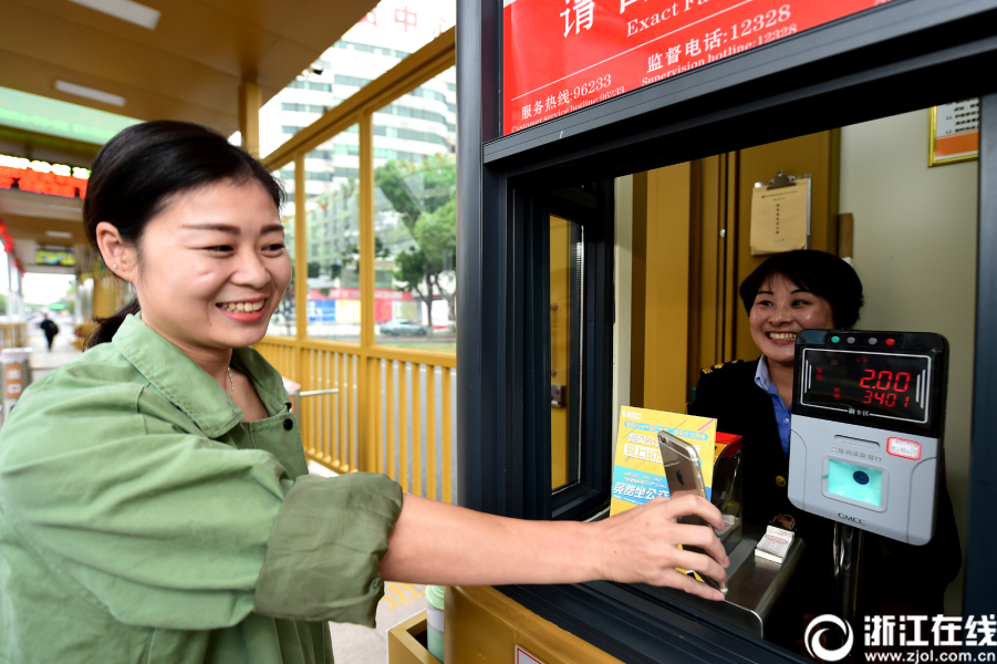 手機掃碼乘車 義烏公交開啟移動支付