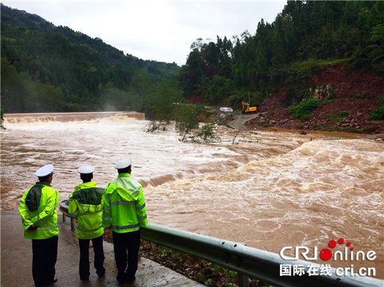 已過審【法制安全】大雨來襲 忠縣警方搶險疏導保一路平安