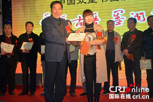 圖片默認標題_fororder_頒發聘書 王冠霖攝_看圖王
