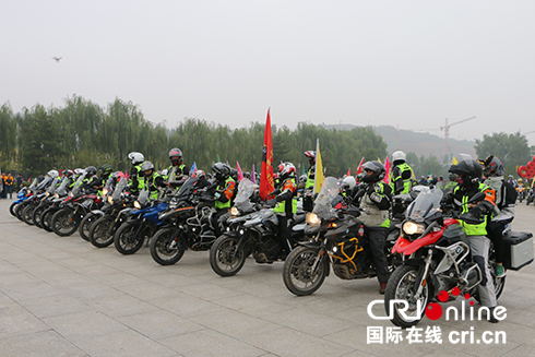 圖片默認標題_fororder_萬名騎士整裝待發  茹忠善攝_看圖王