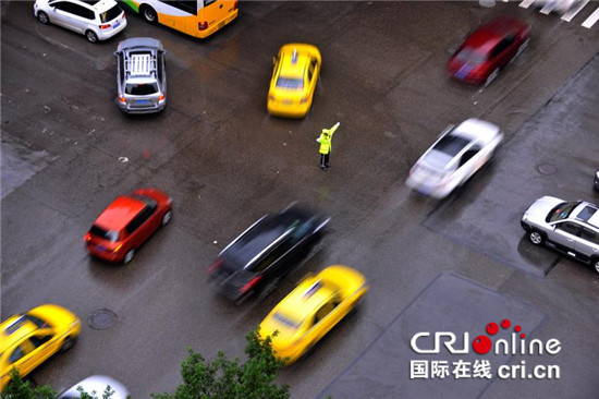 已過審【CRI專稿 圖文】堅守路口保暢通 重慶58歲民警獲網友點讚