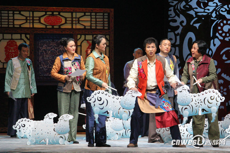 【文化 顯示圖在稿件最下方】秦腔《苦樂村官》國家扶貧日在京首演 演繹村官故事