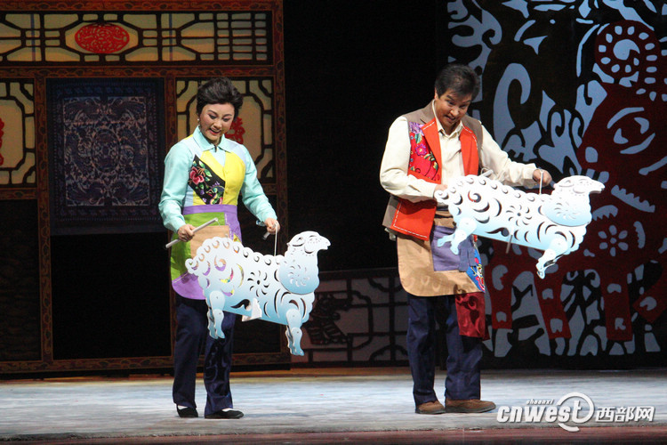 【文化 顯示圖在稿件最下方】秦腔《苦樂村官》國家扶貧日在京首演 演繹村官故事