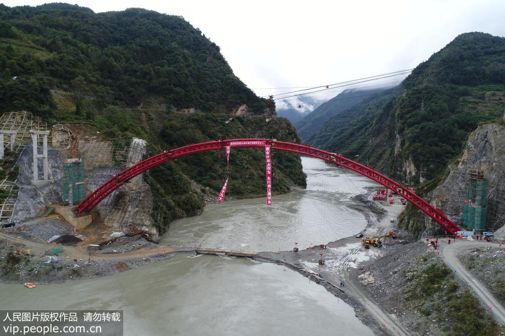 四川北川唐家山跨湖溜索改橋主拱合龍 群眾將告別溜索出行
