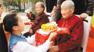 長安區80多名年輕人自發捐款辦敬老活動 120位老人受邀來吃百家宴_fororder_res03_attpic_brief (3)