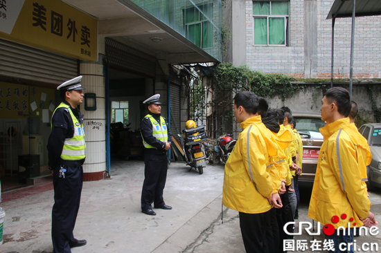 已過審【法制安全】彭水交警上門開展安全培訓 為外賣配送員發放通行證