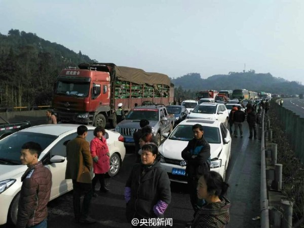 重慶繞城高速發生38車連環車禍 致2死13傷
