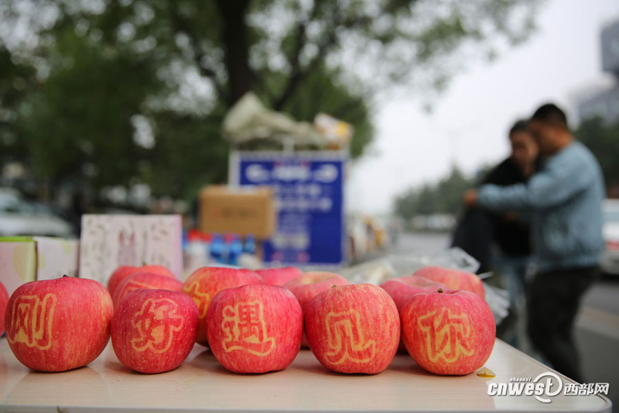 【焦點圖 顯示圖在稿件最下方】90後快遞小哥順便賣自家蘋果收入倍增