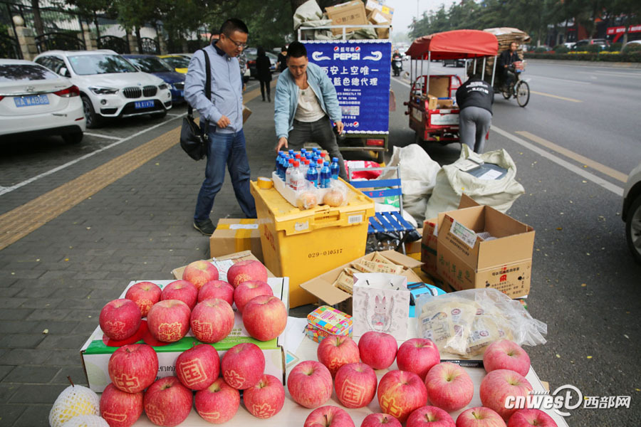 【焦點圖 顯示圖在稿件最下方】90後快遞小哥順便賣自家蘋果收入倍增