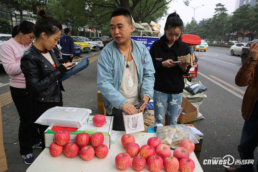 【焦點圖 顯示圖在稿件最下方】90後快遞小哥順便賣自家蘋果收入倍增