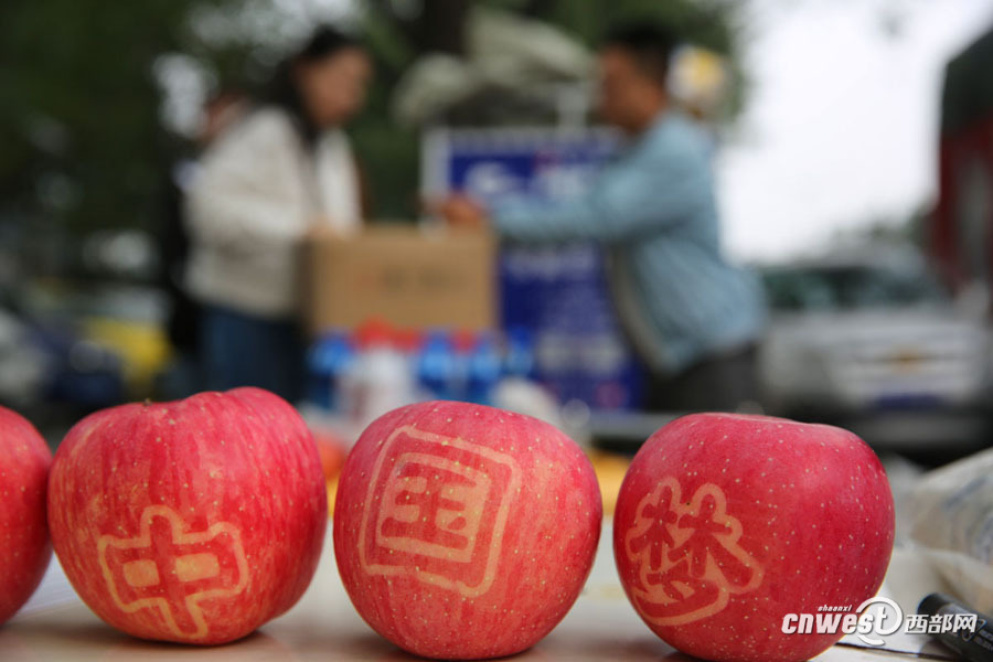 【焦點圖 顯示圖在稿件最下方】90後快遞小哥順便賣自家蘋果收入倍增