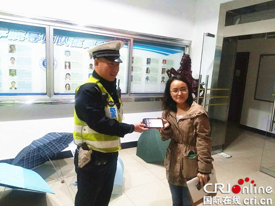 已過審【法制安全】美國留學生大意丟手機 北碚民警親手歸還失主