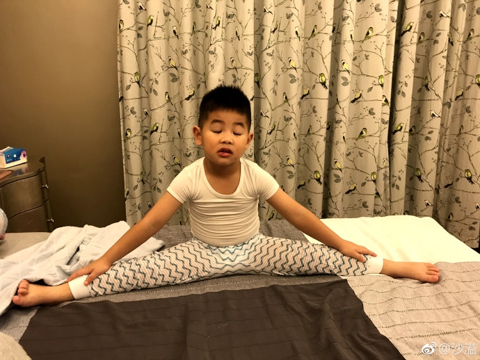 組圖：沙溢曬小魚兒賣力擺一字馬 肚子上"大塊腹肌"搶鏡