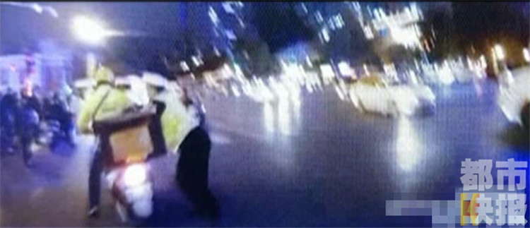 【今日看點】外賣員逆行被發現竟加速駛離 民警攔停險被撞