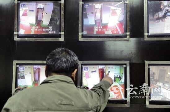 雲南高校女廁再現偷窺:男子以俯臥撐姿勢趴過道