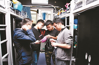 【環保視點 科技環保圖文摘要】95後學生改造宿舍變“太空艙”