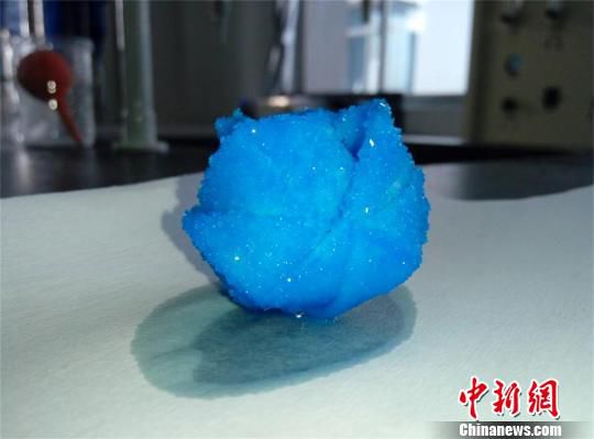 湖北大三男生自製"硫酸銅晶體玫瑰"送全班女生(圖)