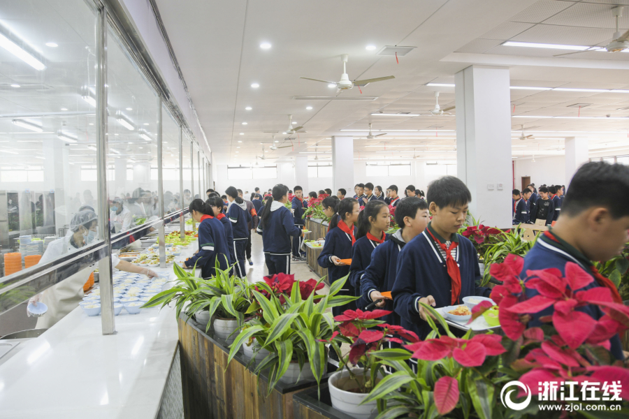 杭州學生戴手環用餐 結賬只需1秒鐘