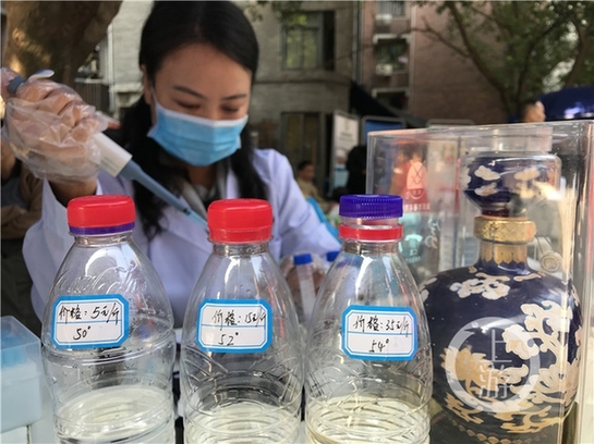 【法制安全】5元一斤的散裝白酒能喝不能喝?執法人員現場快檢