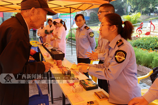 〔八桂大地  八桂大地－百色〕百色：食藥監局工作人員為市民普及安全用藥知識