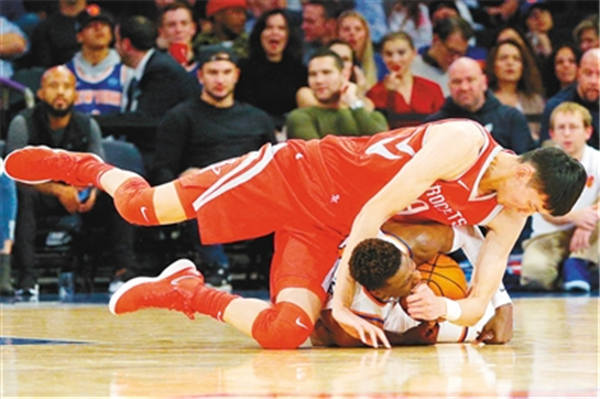 火箭大勝尼克斯 周琦NBA生涯首次得分_fororder_res07_attpic_brief_副本1