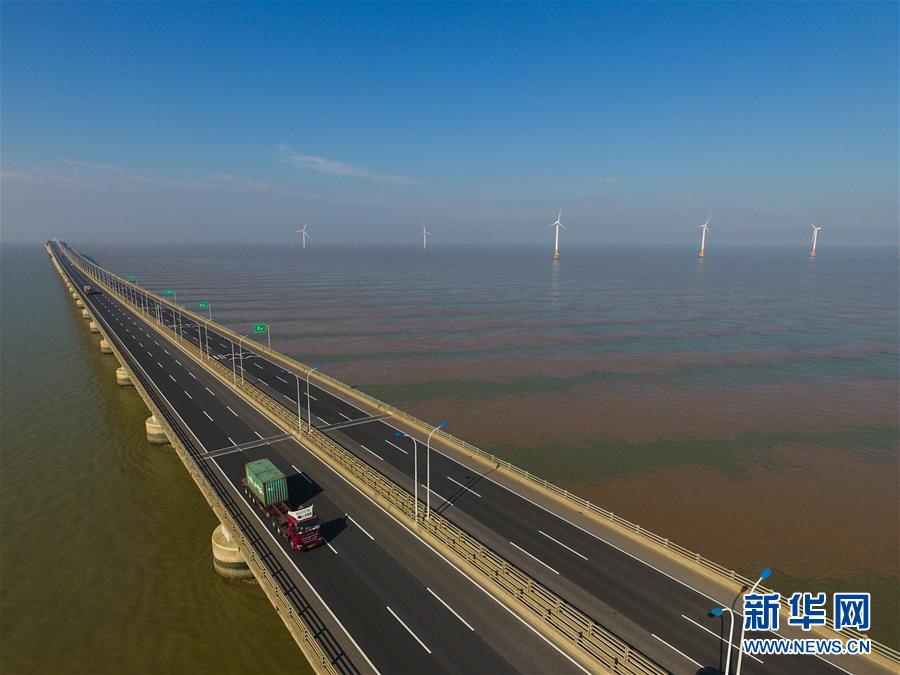 俯瞰上海東海大橋海上風電場