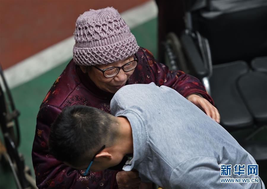 父親尋替身演逝子 圓老母親見孫兒心願