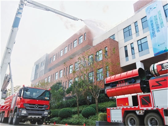 演練拉開我市119消防宣傳月帷幕  消防車瞬間撲滅教學樓“大火”_fororder_res03_attpic_brief_副本