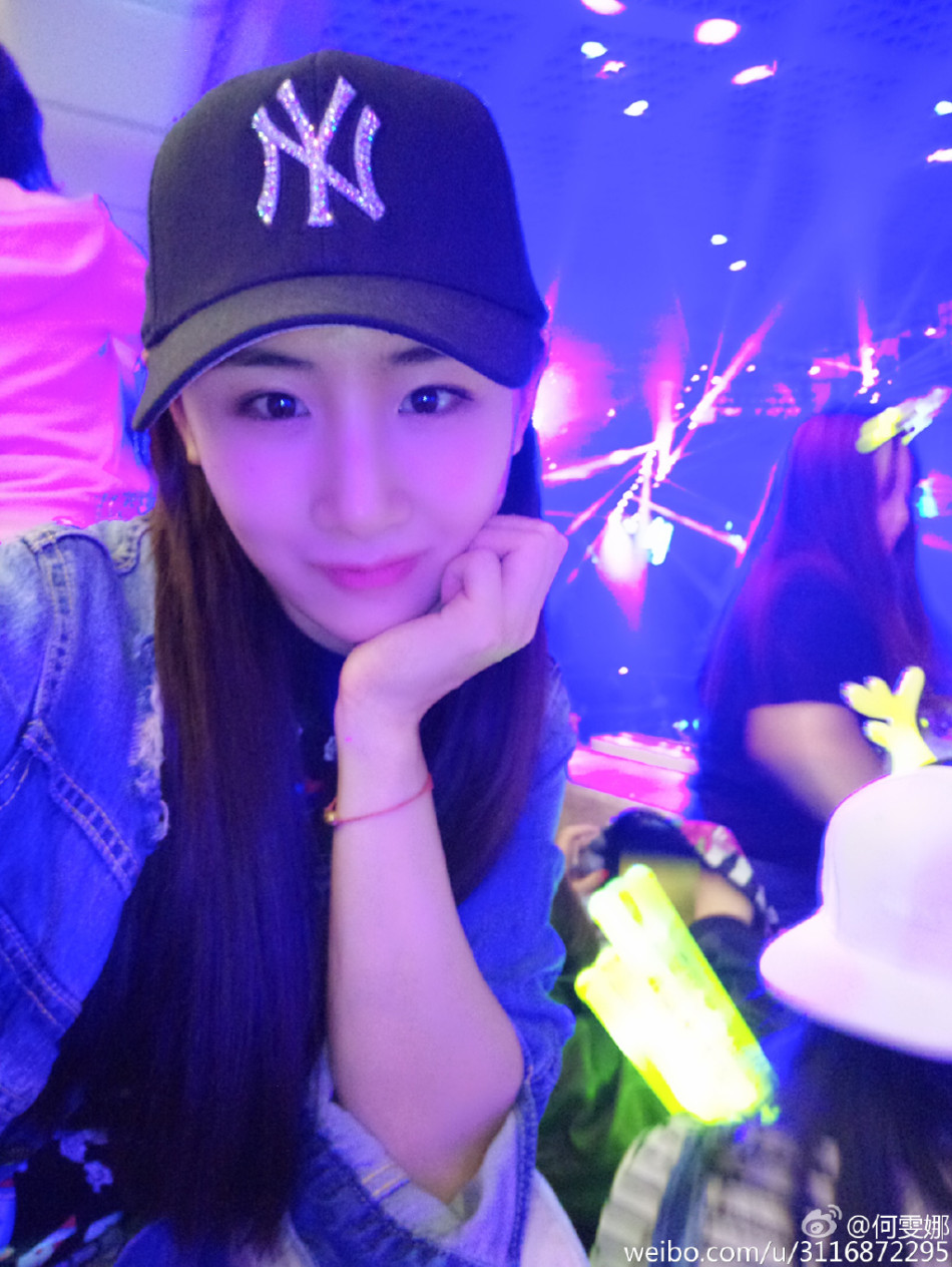 何雯娜現身鹿晗演唱會秒變小粉絲