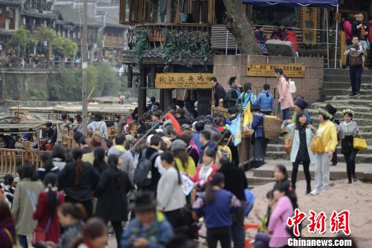 湖南鳳凰古城4月10起暫停景區驗票 商戶冷靜對待