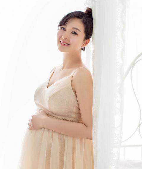 戴嬌倩産女取名“安欣” 爸爸身份成謎