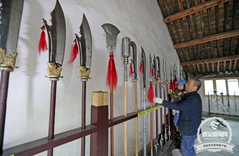 【三秦大地 西安】西安父子8年耗費60余萬元 打造出200余種古代冷兵器