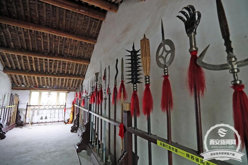 【三秦大地 西安】西安父子8年耗費60余萬元 打造出200余種古代冷兵器