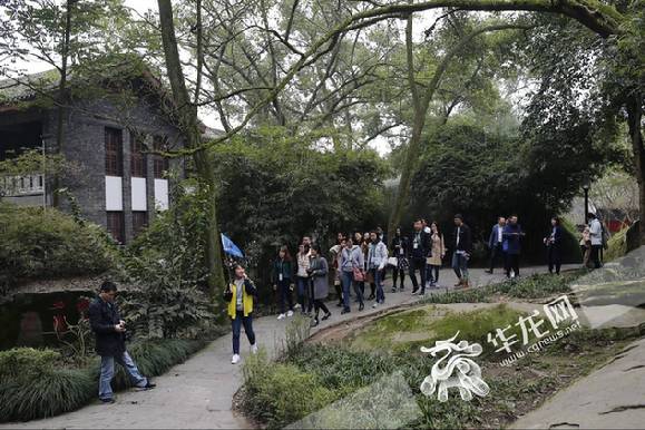 【文化 標題摘要】 重慶百年名校聚奎大講堂讓網媒記者流連