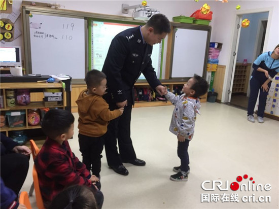 已過審【法制安全】糖果差點“騙”走小朋友 原來是民警入園教防拐