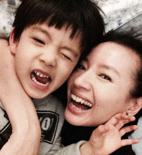 董潔7歲兒子越發帥氣 她依舊清秀卻有了魚尾紋_娛樂_騰訊網