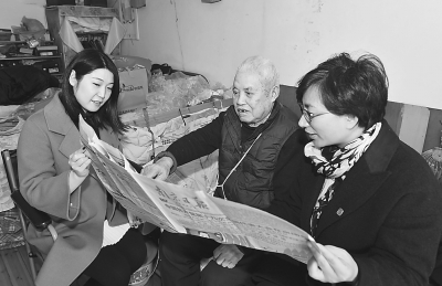 （教育）南京“紅色宣講團”成員為95歲黨員作宣講