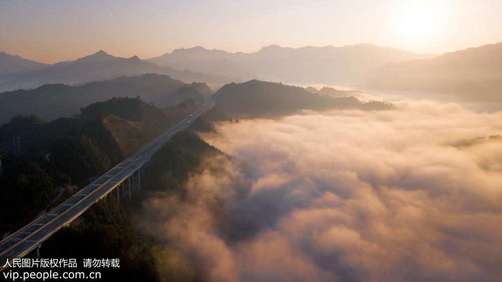 湖南婁懷高速三江特大橋雲蒸霞蔚如仙境