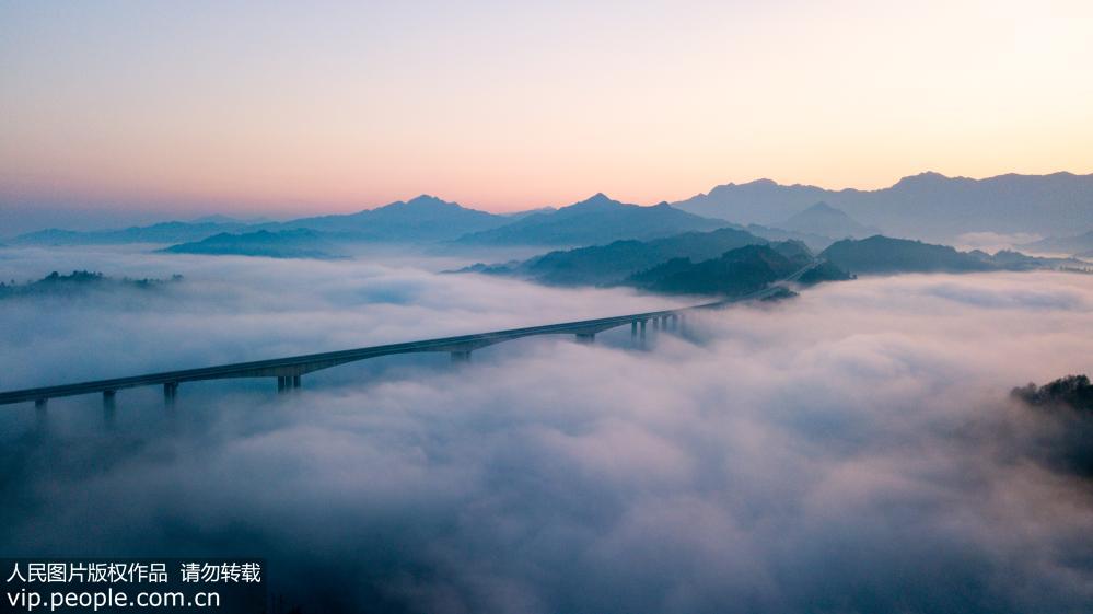 湖南婁懷高速三江特大橋雲蒸霞蔚如仙境