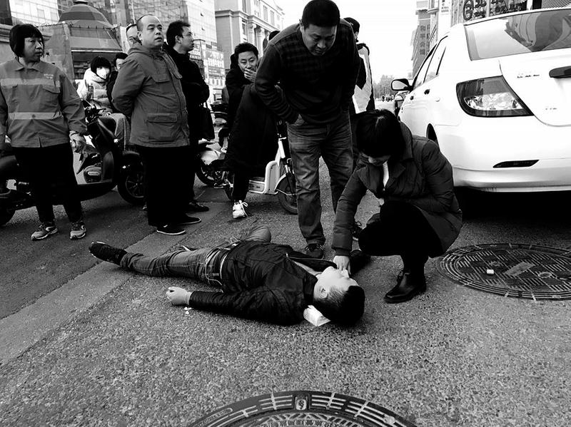 【民生】男子被撞倒地 路過護士忙救人
