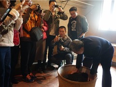 “茶與愛”國際微電影大賽獲獎影片展映及讀書活動走進武夷山_fororder_05國家級非物質文化遺産武夷岩茶製作技藝傳承人王順明向中外體驗者展示岩茶製作工藝_副本