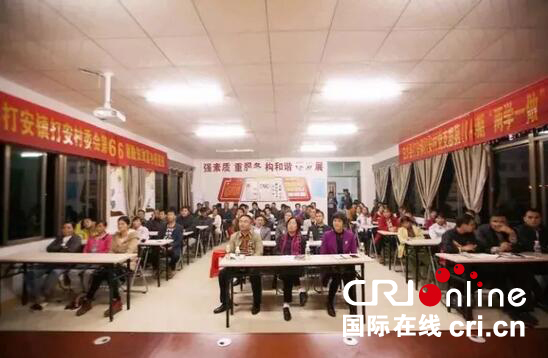 圖片默認標題_fororder_張蔚蘭與貧困戶一起收看電視夜校
