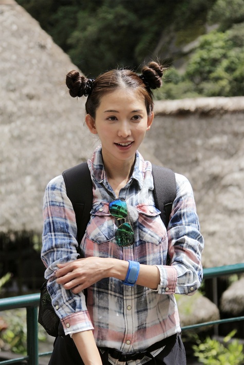 可愛減齡！42歲林志玲扎“哪吒頭”顯俏皮
