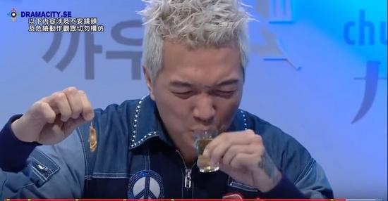 香港綜藝節目逼嘉賓吞老鼠 舌舔壯漢腳趾蜜