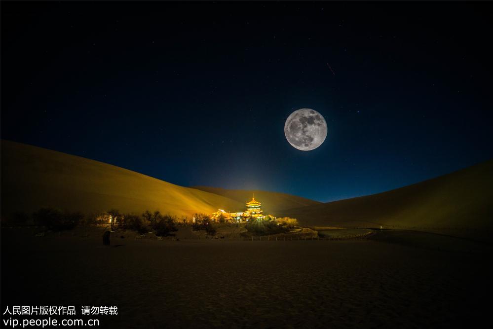 敦煌大漠升起超級月亮