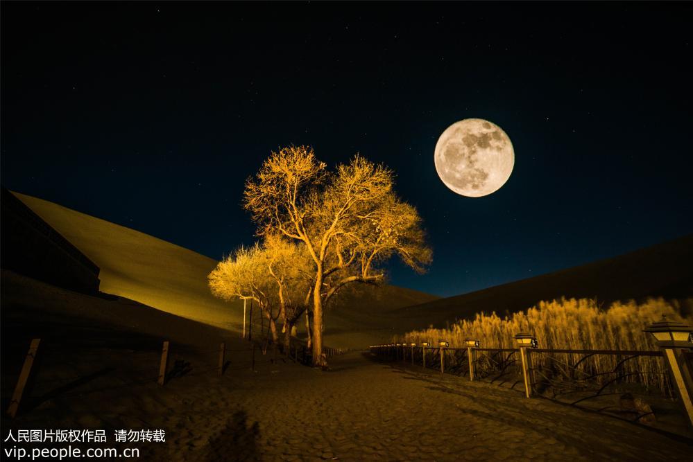 敦煌大漠升起超級月亮