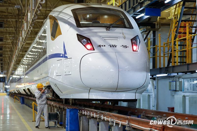 【焦點圖 顯示圖在稿件最下方】西成高鐵今日正式開通運營 首趟動車組從西安北駛出