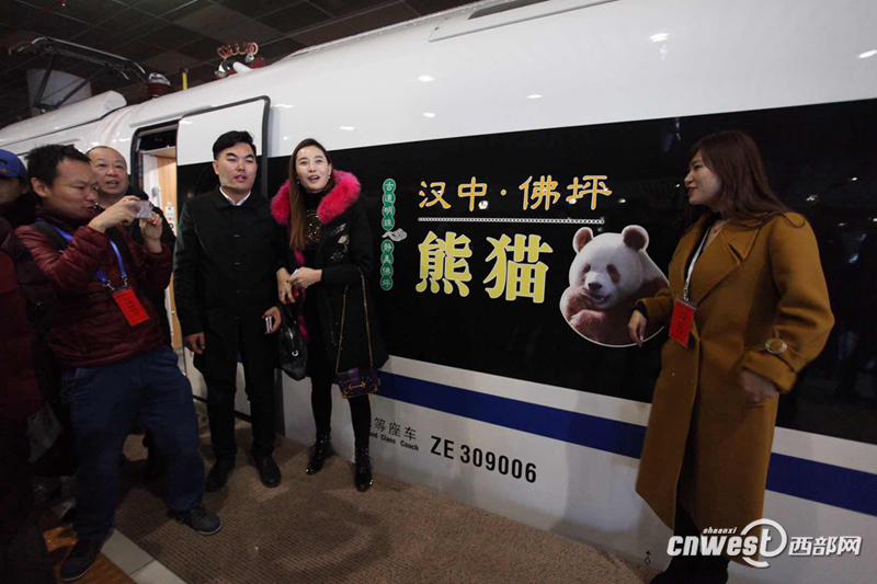【焦點圖 顯示圖在稿件最下方】西成高鐵今日正式開通運營 首趟動車組從西安北駛出
