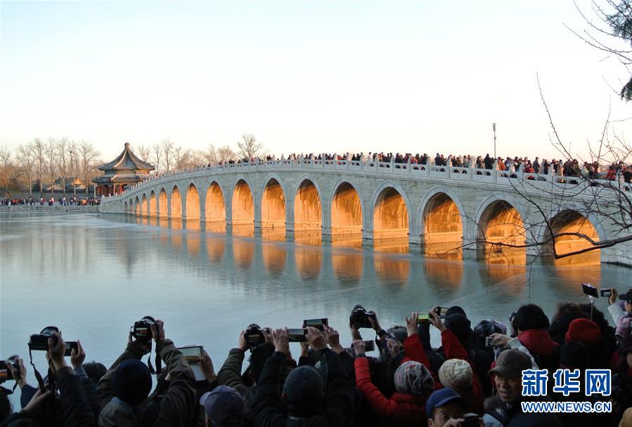 北京頤和園十七孔橋“金光穿洞”