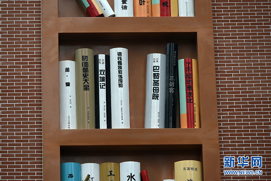 重慶現別樣城市景觀 冰冷外墻變身“空中復古書架”